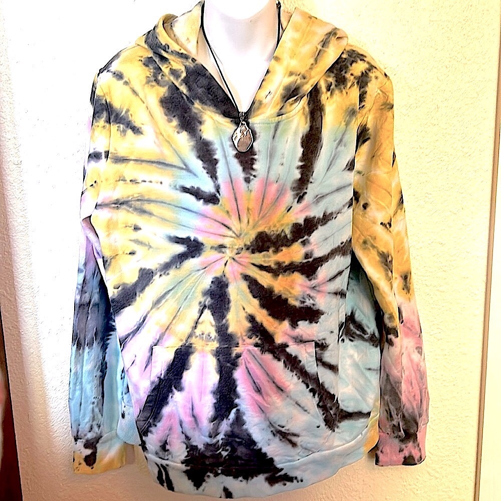 No Boundaries Tie Died Sweatshirt Size XL